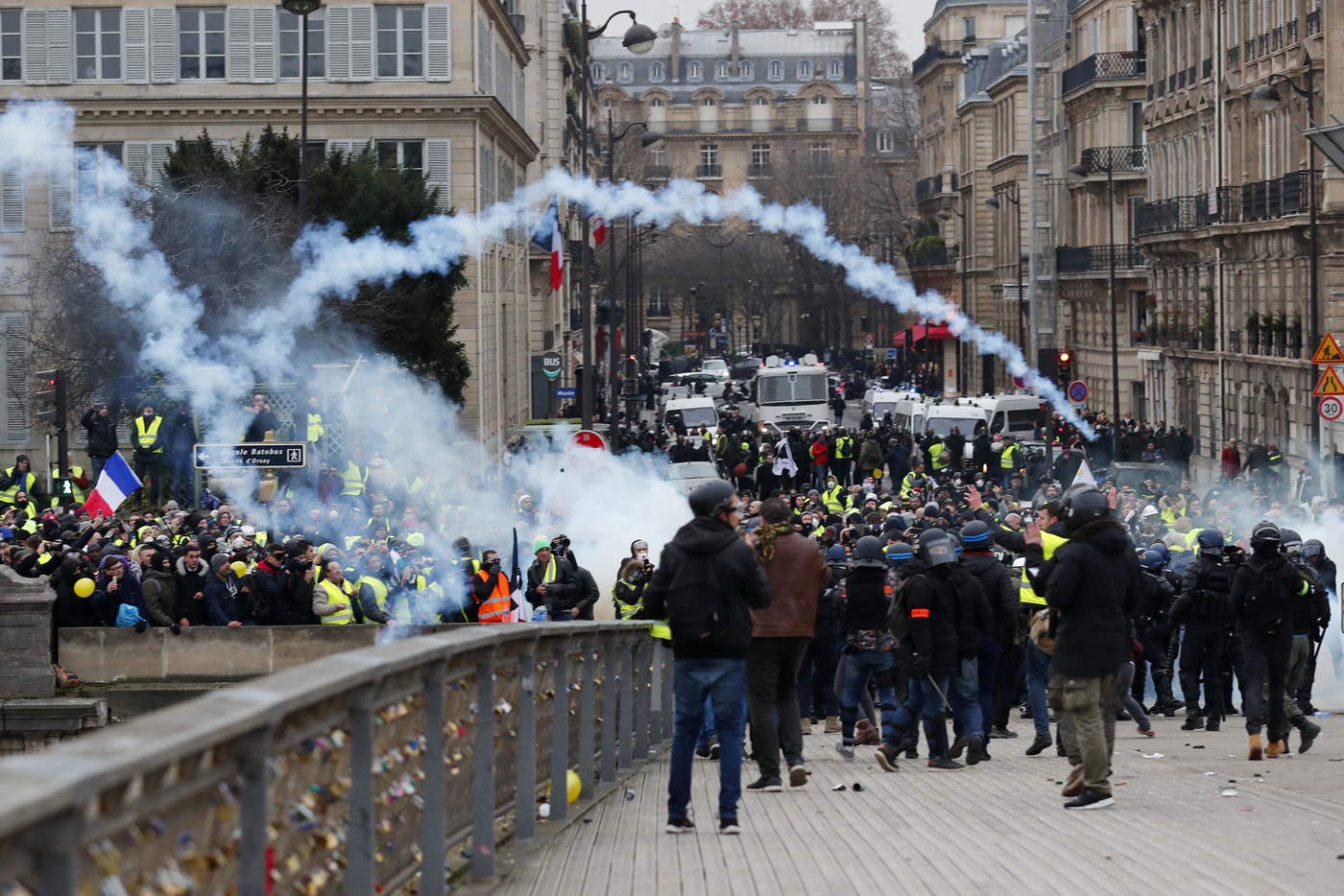 La Policía respondió con gases lacrimógenos al lanzamiento de piedras y botellas contra los agentes por parte de manifestantes encapuchados. (EFE) 
