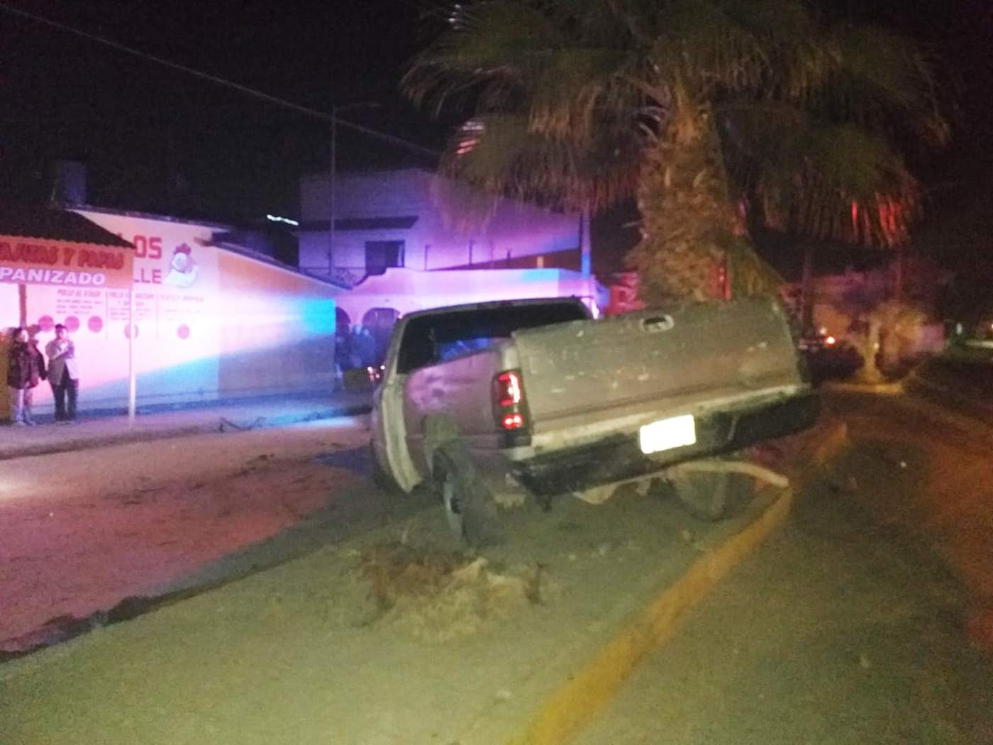 Abandona camioneta tras chocar contra dos vehículos, un poste y una palma