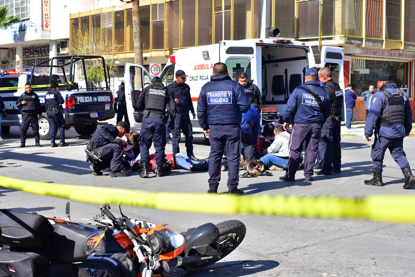 Accidente de moto deja una pareja lesionada en Centro de Torreón