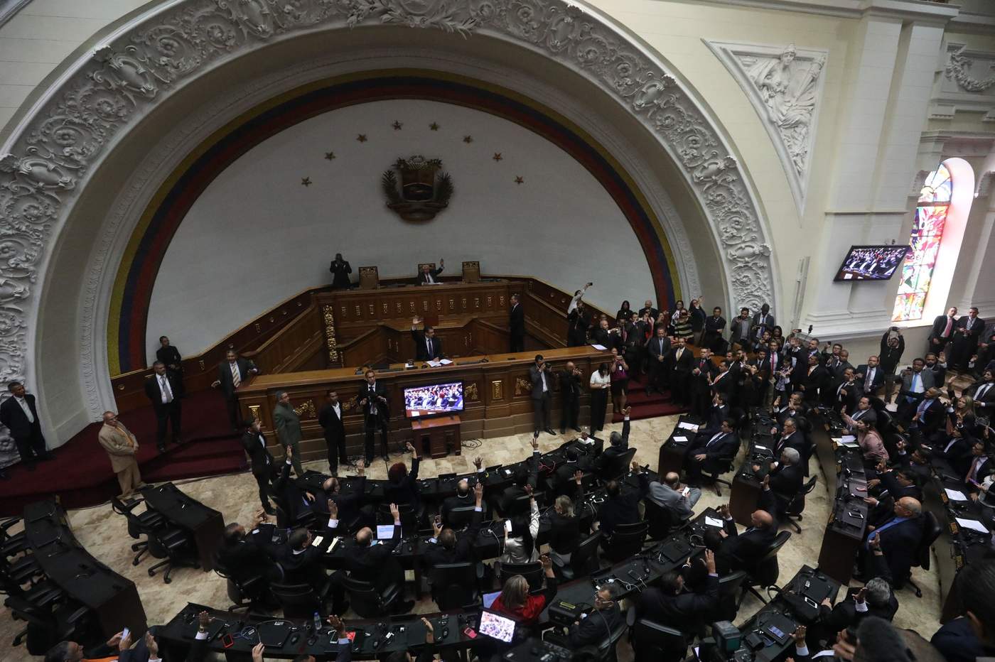 Guaidó, militante de la formación Voluntad Popular  asumió como líder de la AN y advirtió que si Maduro decide jurar para un nuevo periodo el próximo 10 de enero, los diputados reafirmarán su 'ilegitimidad' y declararán la 'usurpación del cargo'. (EFE)