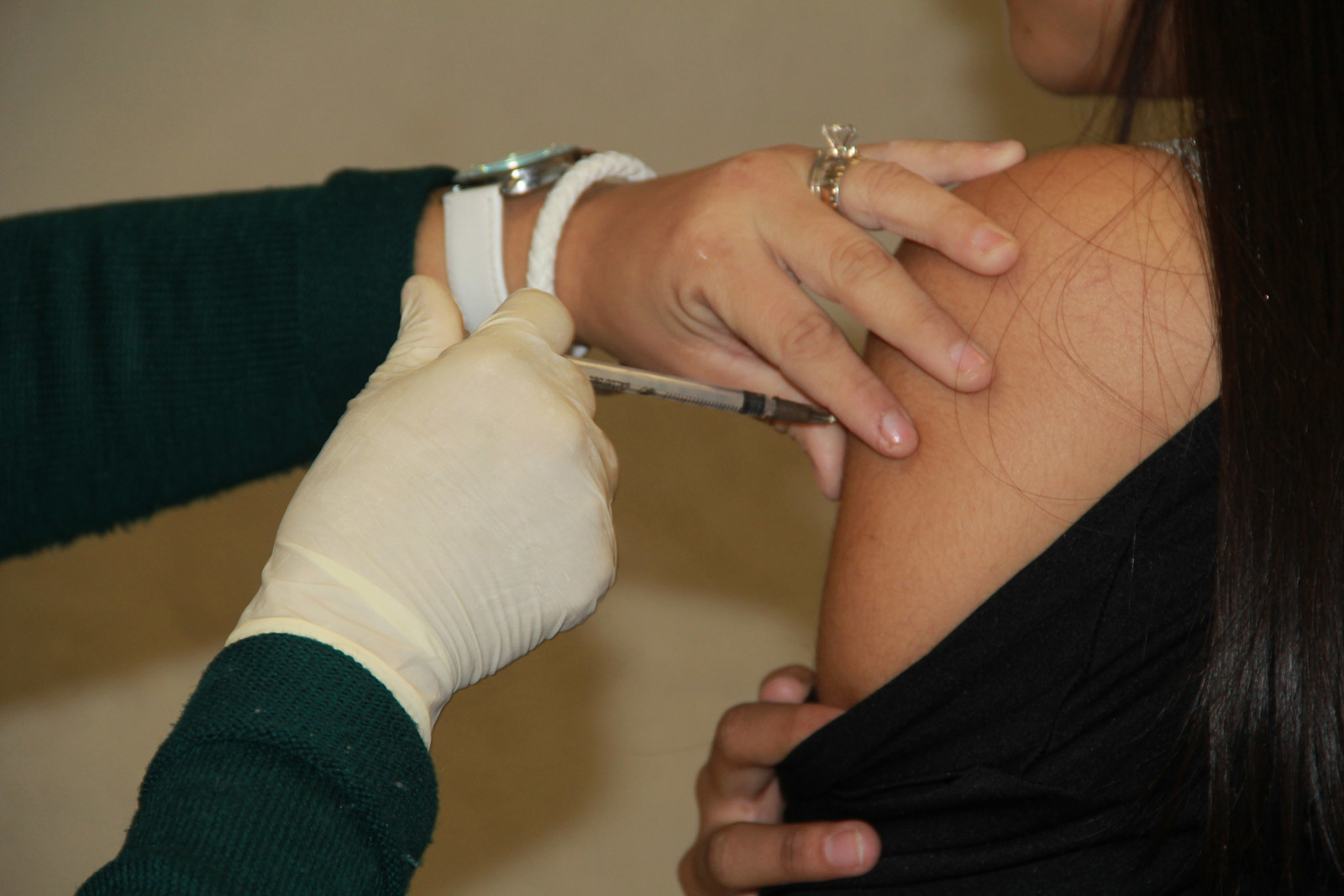Evite riesgos. Acuda a su centro de salud u hospital más cercano a aplicarse la vacuna.