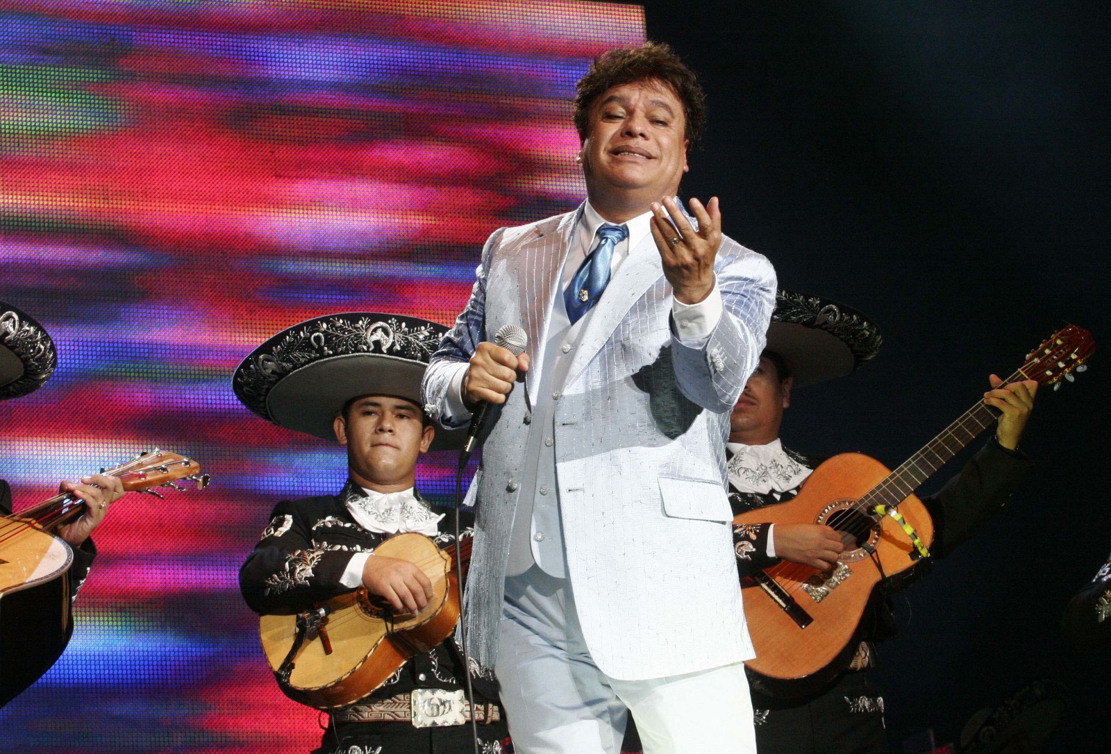 Vigente. Los seguidores del cantante mexicano siguen extrañándolo, por eso creen que los mensajes son una falta de respeto.