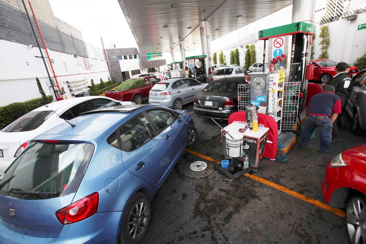 La escasez en estados ha provocado en las últimas horas largas colas de vehículos en algunos establecimientos. (EL UNIVERSAL) 