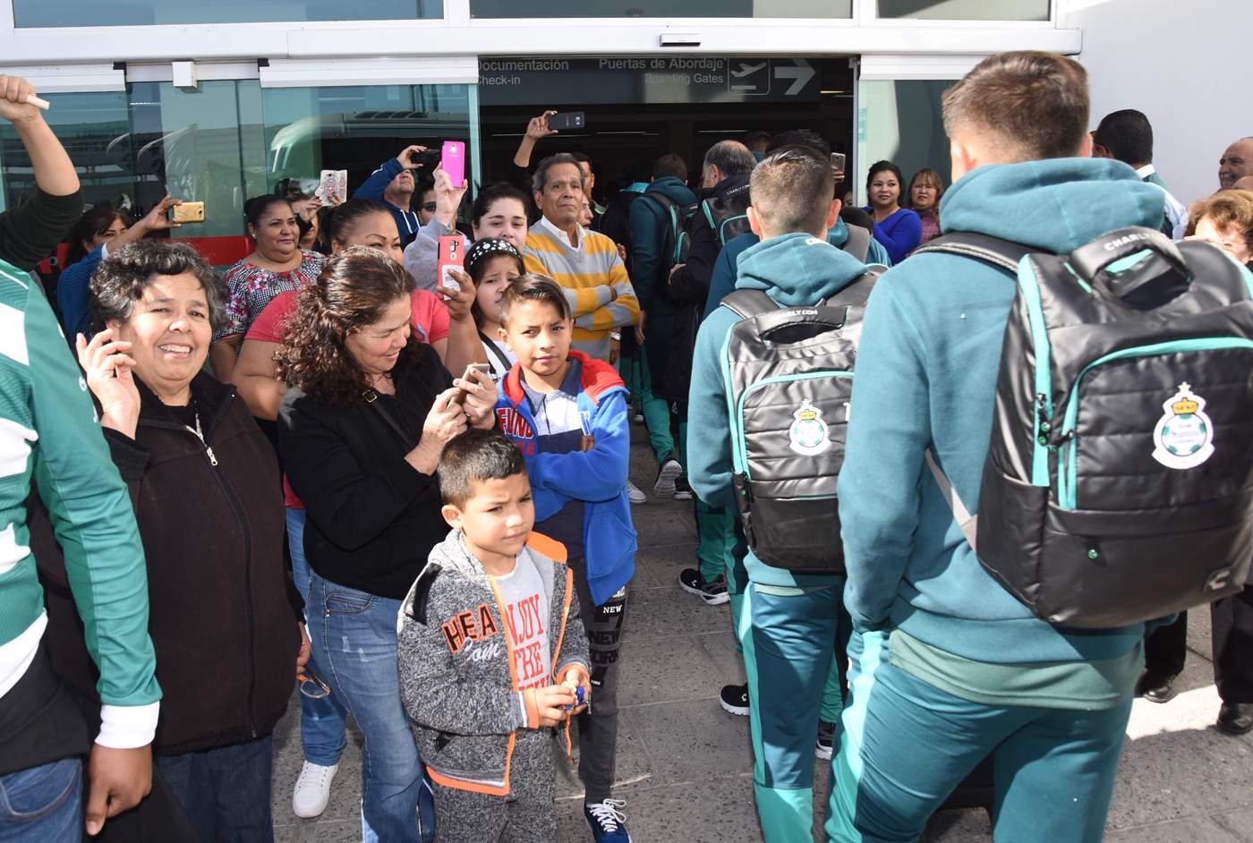 Varios aficionados santistas se dieron cita ayer en el aeropuerto para despedir a sus Guerreros. (Jesús Galindo)