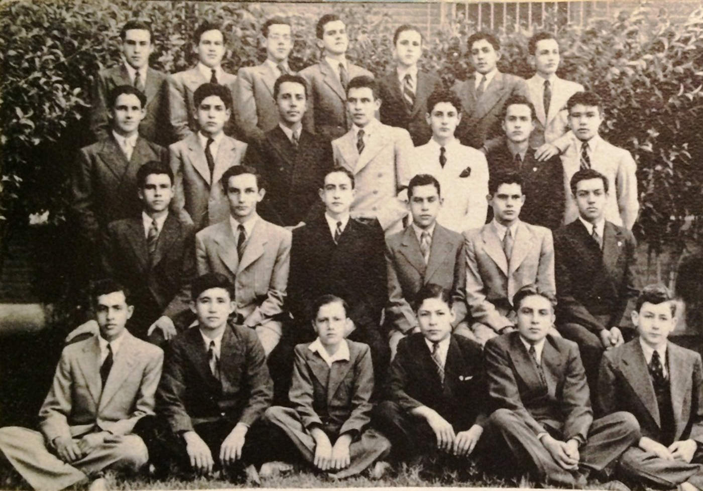 Primer grupo de alumnos que terminaron su secundaria. 1942