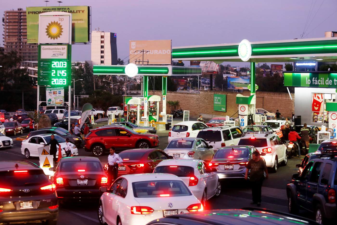 La escasez de gasolina por problemas en el suministro de Petróleos Mexicanos (Pemex) en nueve estados genera filas de varias horas y racionalización del hidrocarburo desde hace varios días, ante un nerviosismo creciente de la población.  (EFE) 