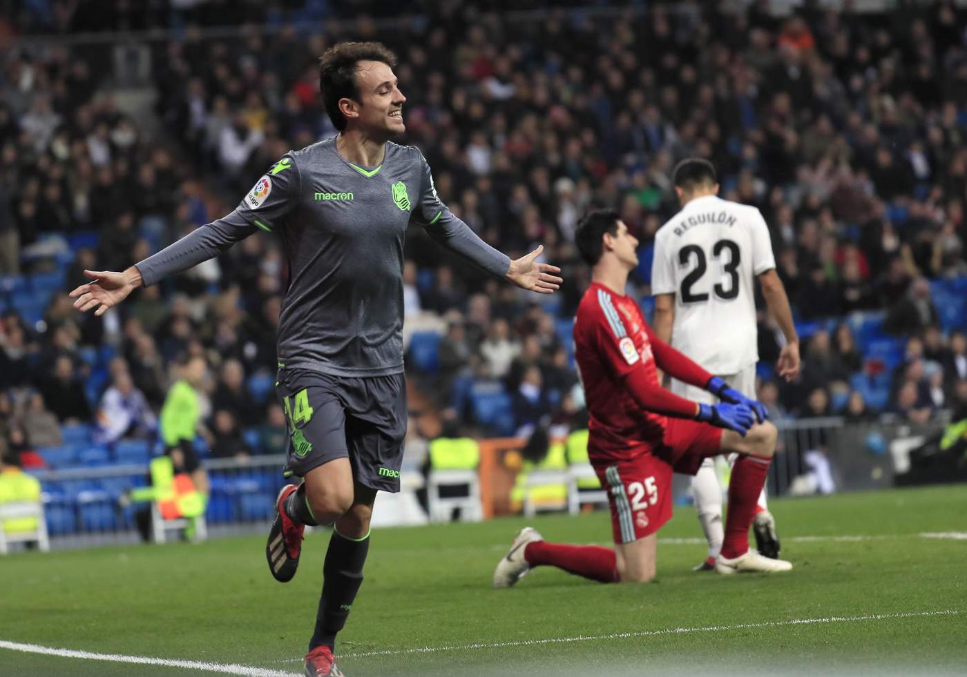 Ruben Pardo festeja tras marcar el 2-0 con el que la Real Sociedad le ganó al Real Madrid en el Santiago Bernabéu.