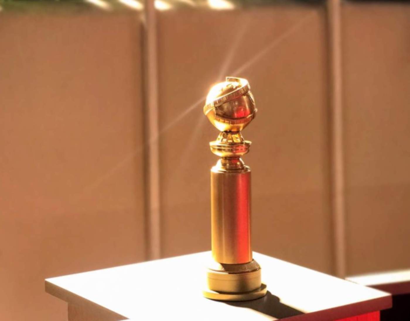 Se trata de un diseño chapado en oro de 24 quilates que conserva el patrimonio y la historia del icónico Golden Globe anterior que tenía una tira de película entrelazada con toques modernos.