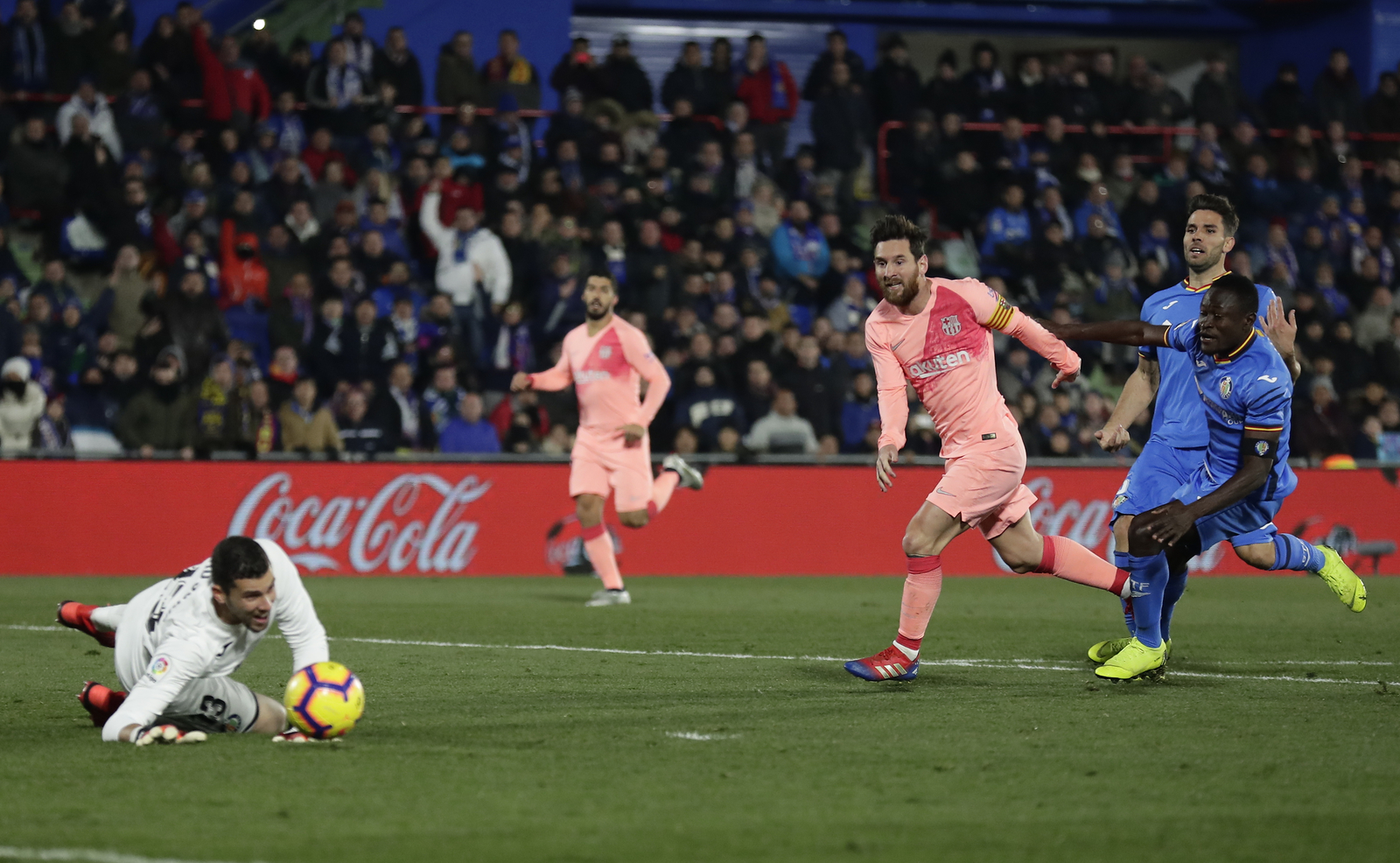 El delantero Lionel Messi en una jugada al ataque del equipo azulgrana, ayer ante el Getafe.