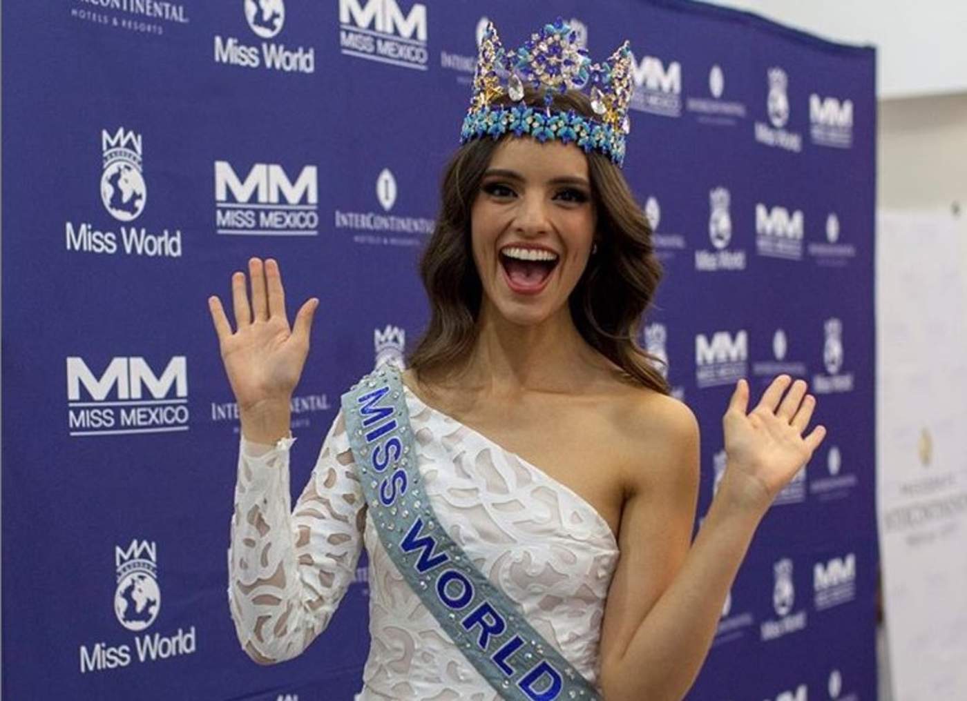 De regreso. La Miss Mundo 2019 causa tumulto en el aeropuerto a su llegada a México. (ESPECIAL)