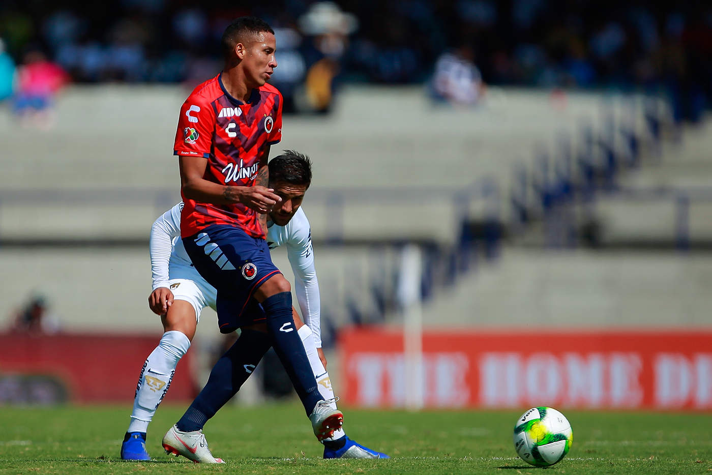 Diego Chávez (frente) y Andres Iniestra (detrás) durante el partido de la jornada 1 del Clausura 2019. (Jam Media)