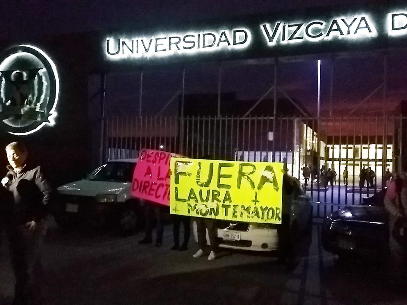 Los manifestantes exigen la destitución de la directora, Laura Montemayor. (EL SIGLO DE TORREÓN) 