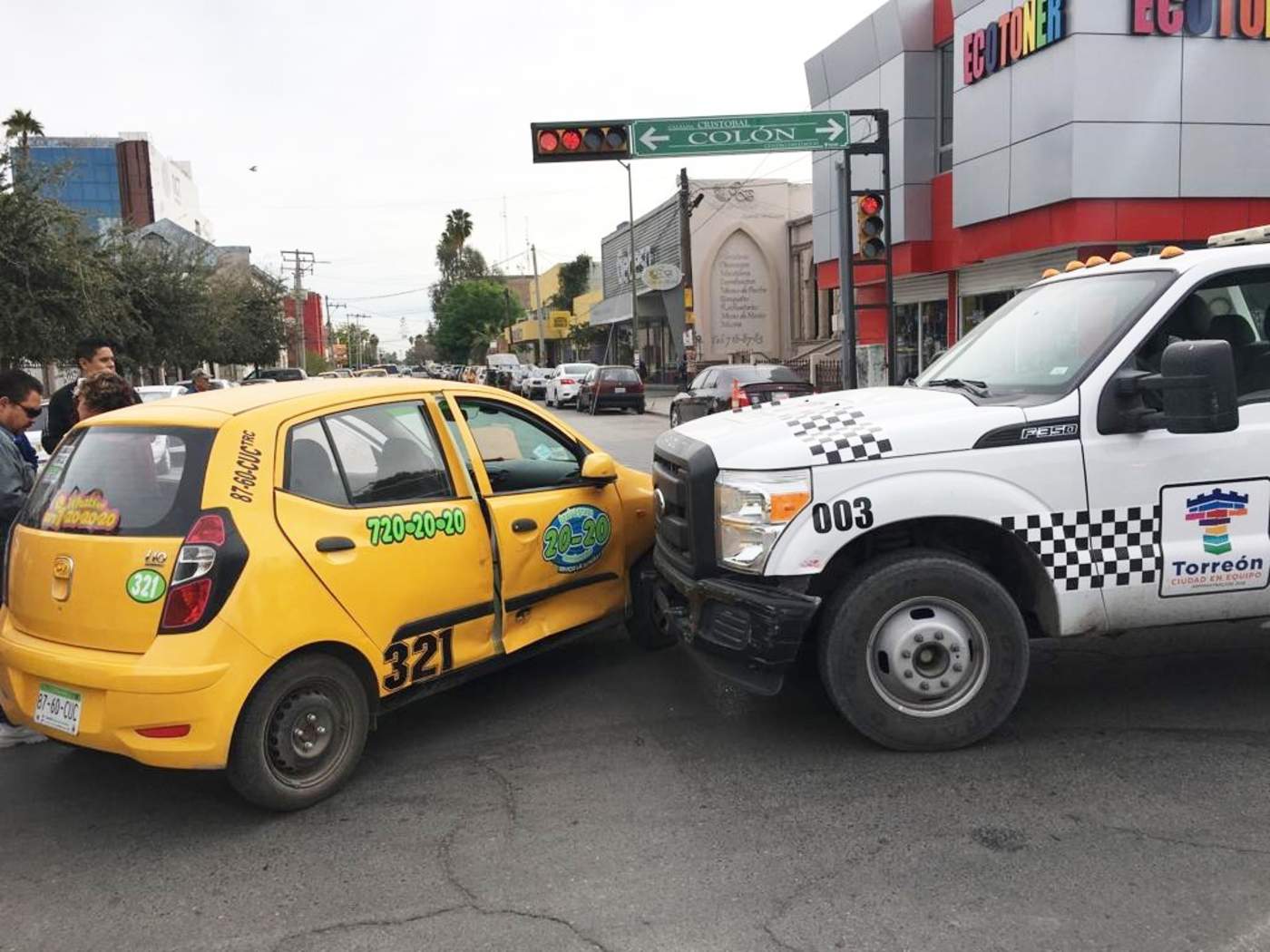 Grúa del Municipio de Torreón provoca accidente