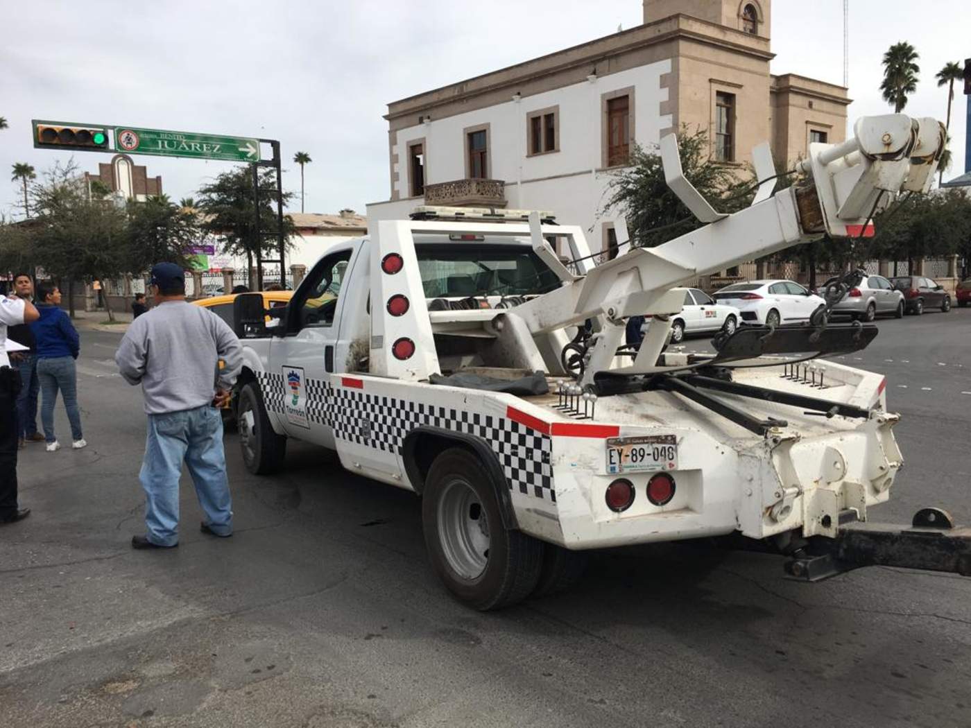Grúa del Municipio de Torreón provoca accidente