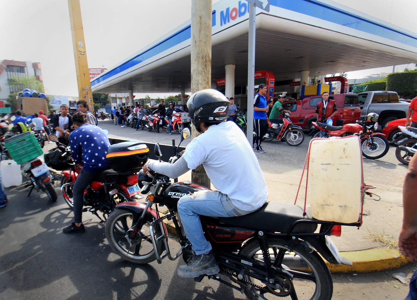 De manera gradual se ha ido restableciendo el abasto de combustible en la entidad, indicó el gobernador Diego Sinhue Rodríguez Vallejo, al señalar que en Guanajuato hay cada vez más gasolineras abiertas. (EFE)