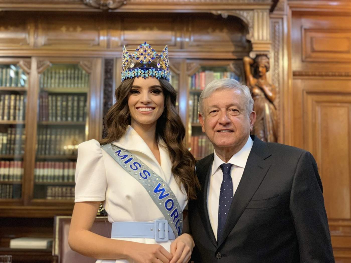 Se reúnen AMLO y Miss Mundo en Palacio Nacional