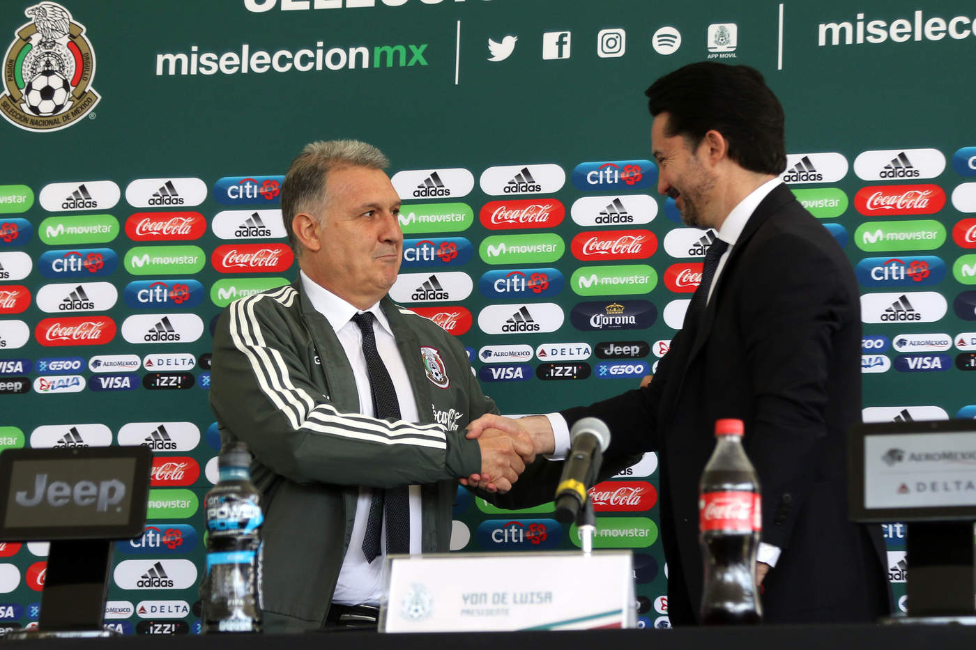 Yon de Luisa estrecha la mano de Gerardo Martino durante la presentación del argentino como director técnico de la Selección Mexicana de futbol.
