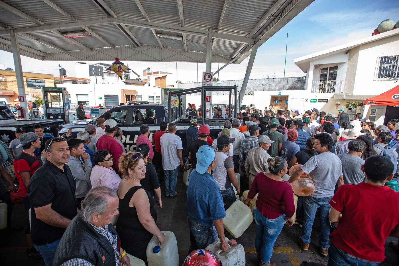 El Gobierno de México debería considerar 'medidas adicionales' para hacer frente a la escasez de gasolina en varios estados del país, dijo hoy la asociación de gasolineros Onexpo Nacional, que a su vez apoyó al Ejecutivo por combatir el robo de hidrocarburos. (EL UNIVERSAL)