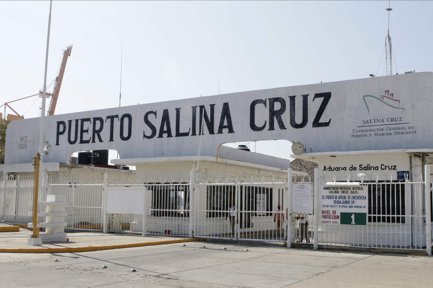 En Salina Cruz, sede de una refinería de Petróleos Mexicanos (Pemex), usuarios reportaron escasez de gasolinas y filas en las estaciones de servicio, mientras que en Bahías de Huatulco se informó la suspensión de algunos servicios públicos por falta de combustible. (ARCHIVO)