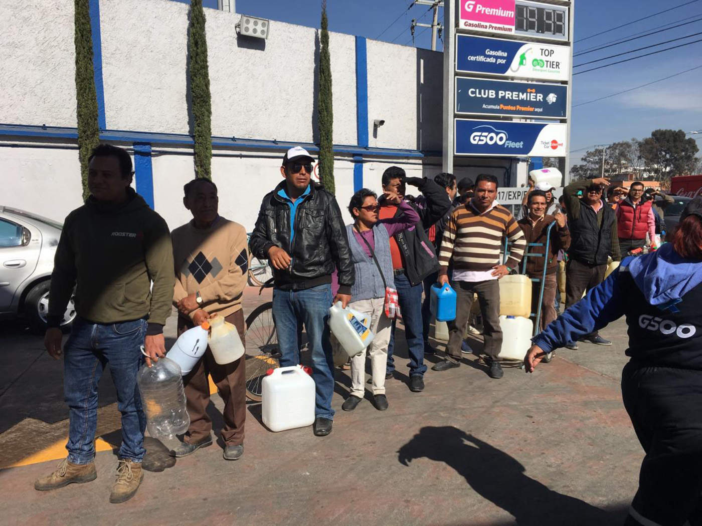 Hacen filas de hasta 4 horas para comprar gasolina en Toluca