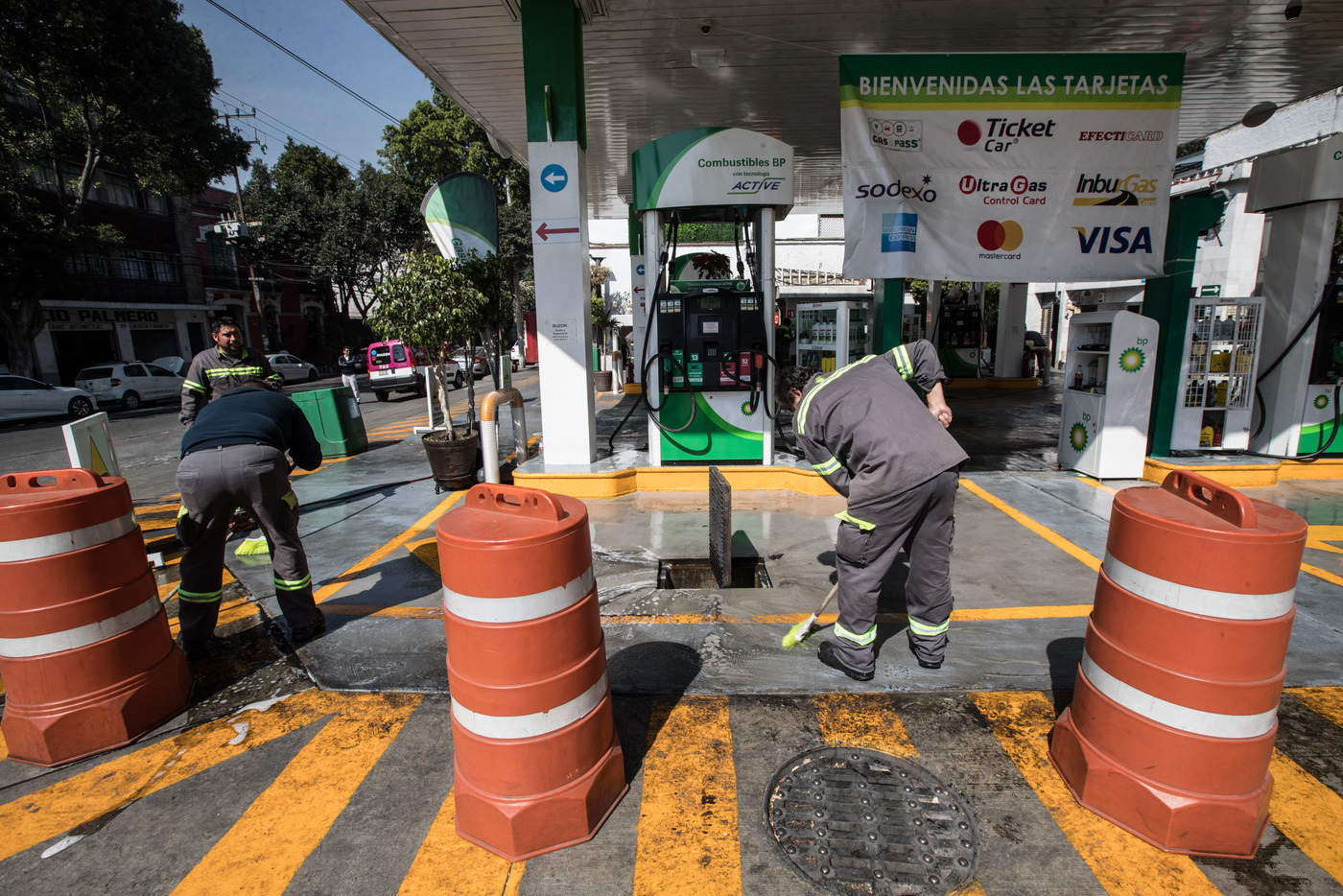 Añadió que se mantiene comunicación permanente con el titular de Pemex, Octavio Romero Oropeza, 'quien indicó que el suministro de combustible se irá regularizando gradualmente pues no hay desabasto del producto en la capital'. (EL UNIVERSAL)