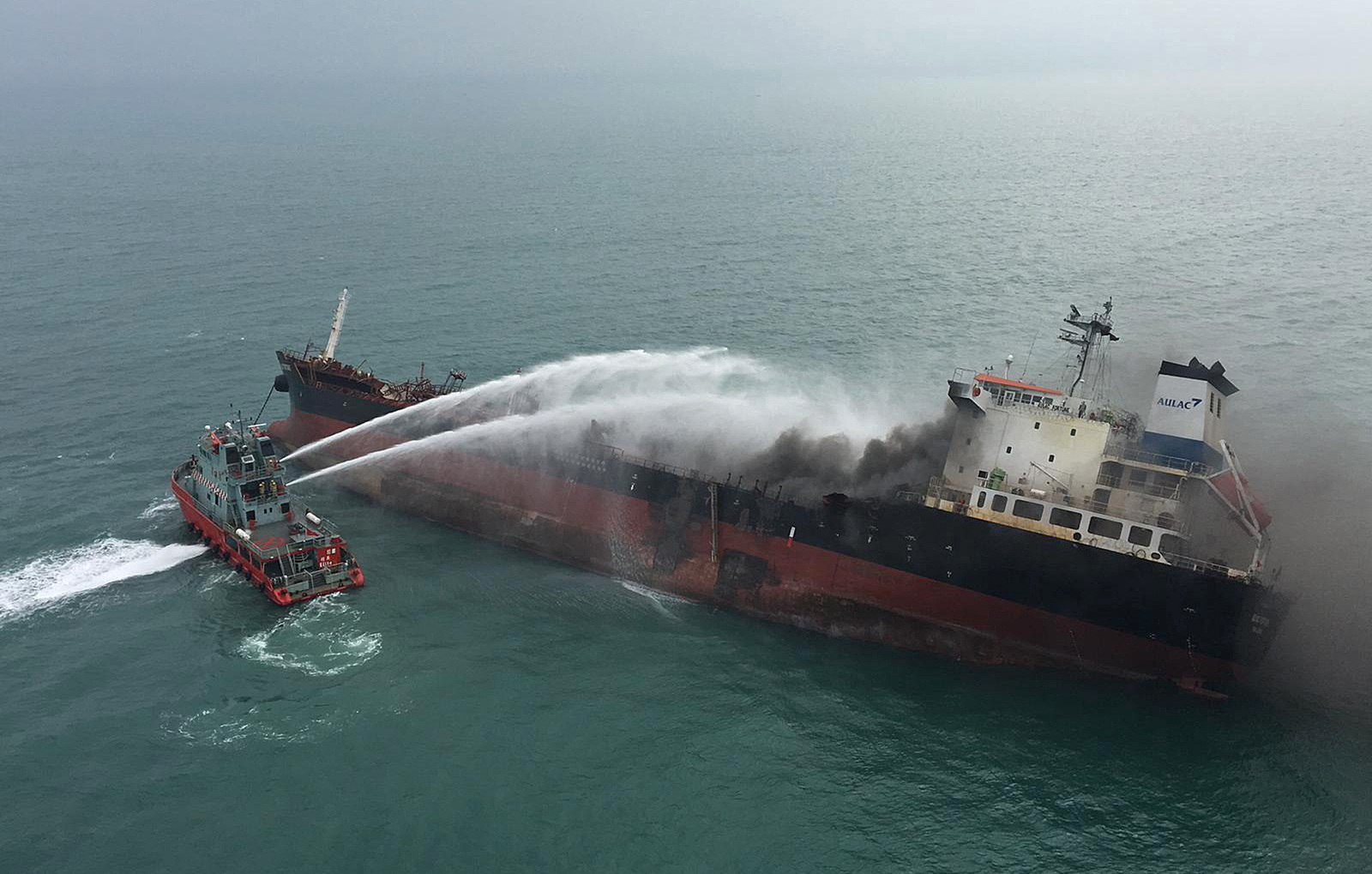 Siniestro. El incendio en el buque petrolero de 140 metros de largo, que transportaba queroseno, se extinguió en la tarde. (AP)