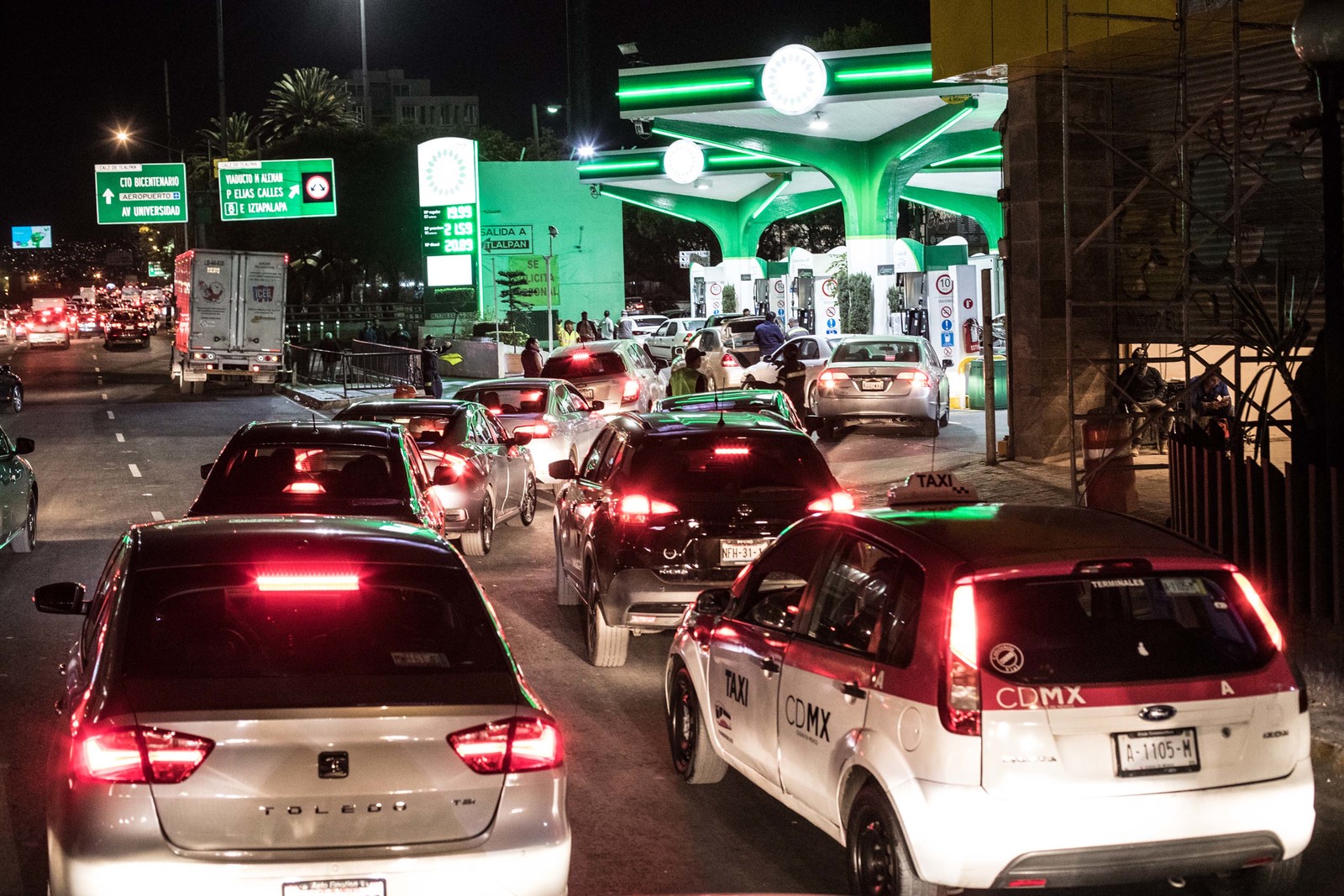 Filas. El desabasto de gasolinas, derivado de la estrategia contra el robo de combustible, llegó al Valle de México. (EL UNIVERSAL)