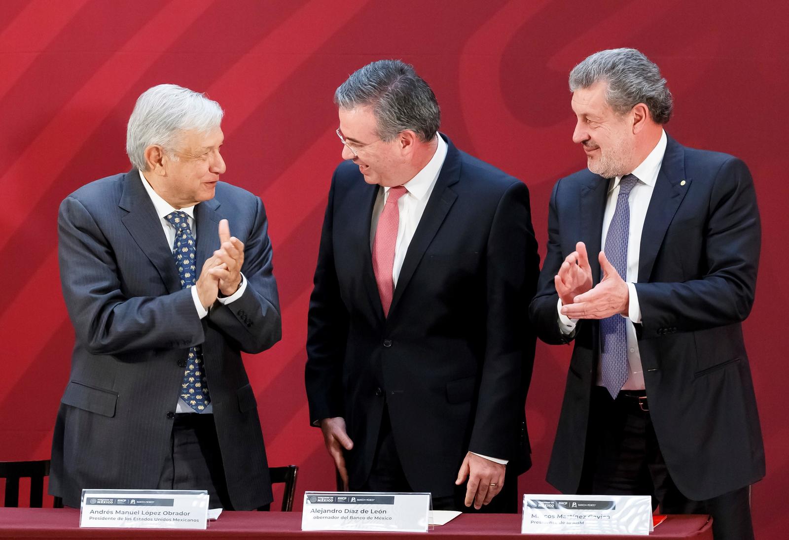 Plan. López Obrador (i), Díaz de León (c) y Martínez Gavica en la presentación. (NOTIMEX)