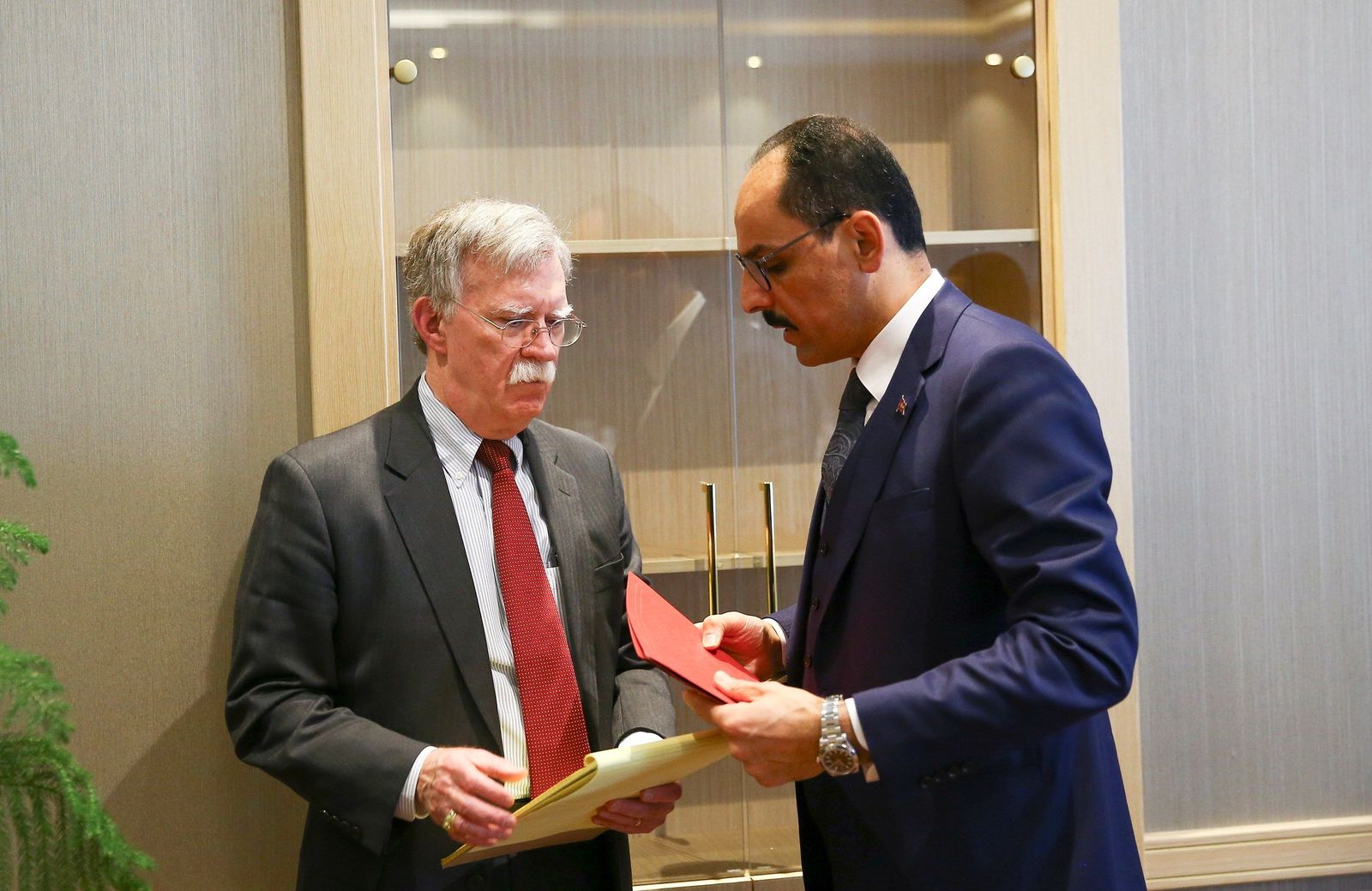 Afuera. El asesor de Seguridad Nacional de EU, John Bolton (Izq.), conversó con el portavoz de la presidencia turca, Ibrahim Kalin. (EFE)