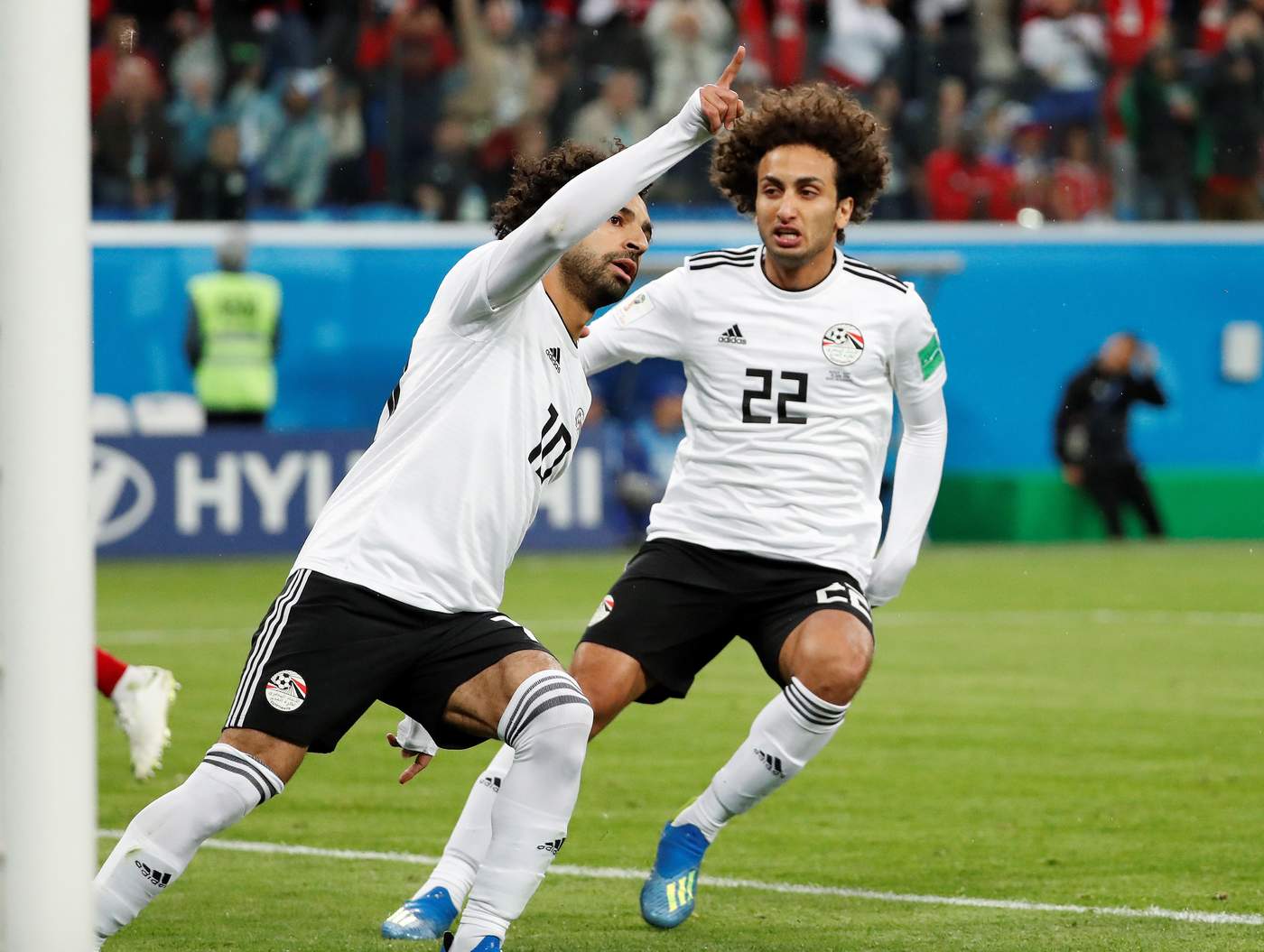 Mohamed Salah (i) y la nación egipcia recibirán el torneo continental de naciones.