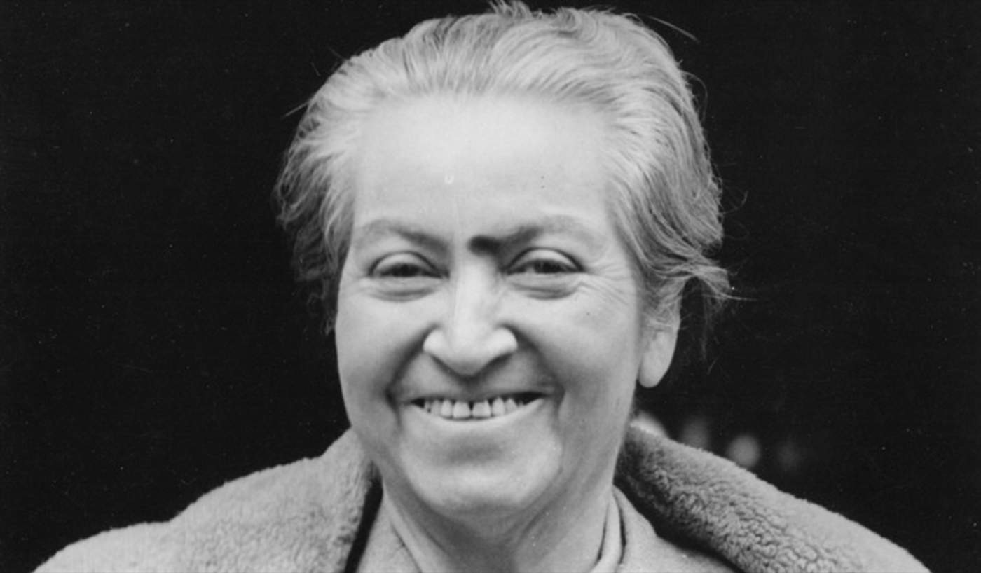 1957: Da su último respiro Gabriela Mistral, importante poeta, pedagoga y diplomática chilena
