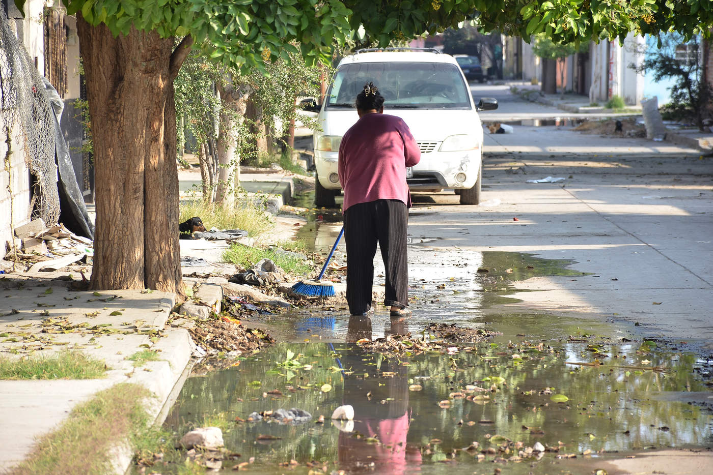 Vecinos de Las Julietas se quejaron de la situación de drenajes tapados y aguas negras. (FERNANDO COMPEÁN) 