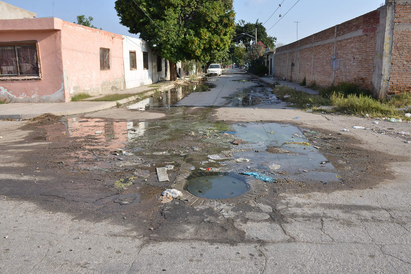 Se quejan vecinos de Las Julietas de drenajes tapados y aguas negras