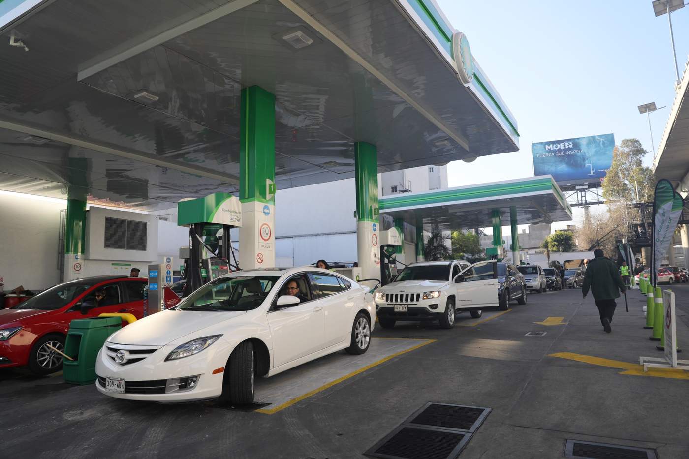 Automovilistas compran gasolina racionada en estaciones de la Ciudad de México. (EFE) 