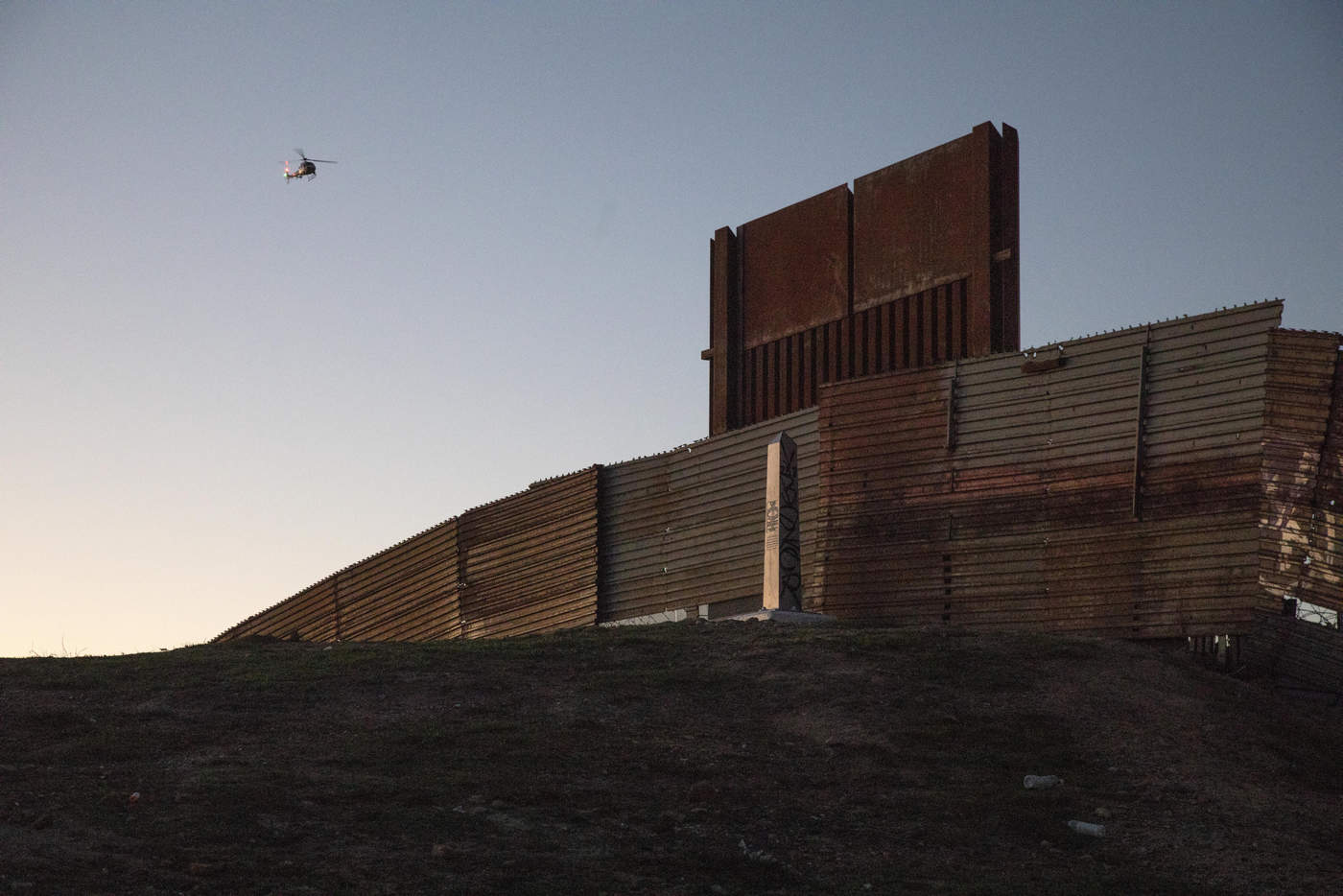 El periódico de la capital estadounidense preguntó a varios ingenieros y constructores acerca de cómo planificarían el proyecto de construcción de un muro en la frontera que siga el diseño de 1,600 kilómetros que exige Trump. (ARCHIVO)