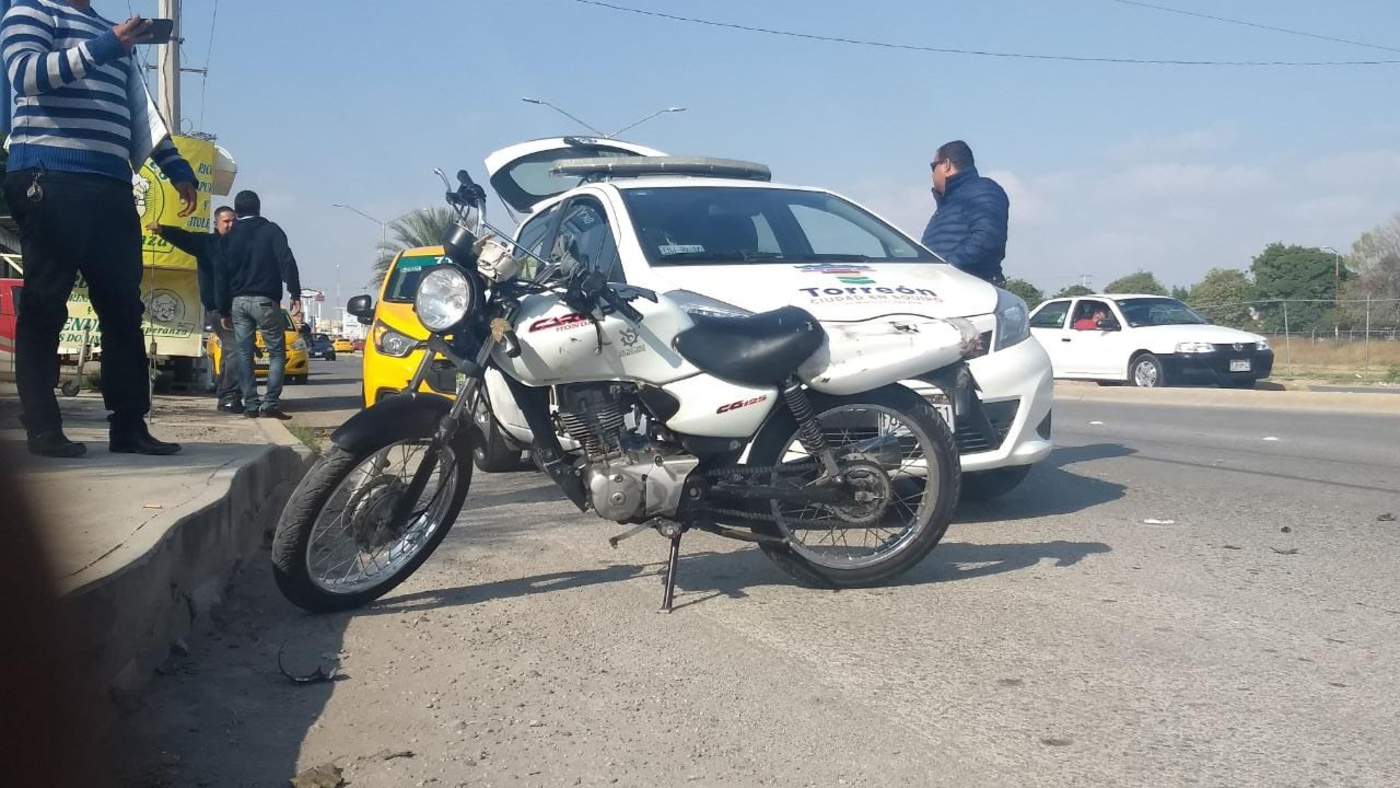Paramédicos de la Cruz Roja llevaron al motociclista a un hospital, se le reportó estable a pesar de los golpes con los que resultó. (EL SIGLO DE TORREÓN)