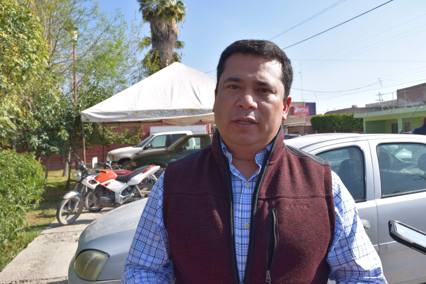 Flores Hurtado dijo que ha incido un recorrido por varios municipios para ir viendo en qué condiciones reciben y ver en qué temas los puede fortalecer la federación y reconoció que la constante ha sido que reciben las administraciones sin recursos y con irregularidades. (EL SIGLO DE TORREÓN)