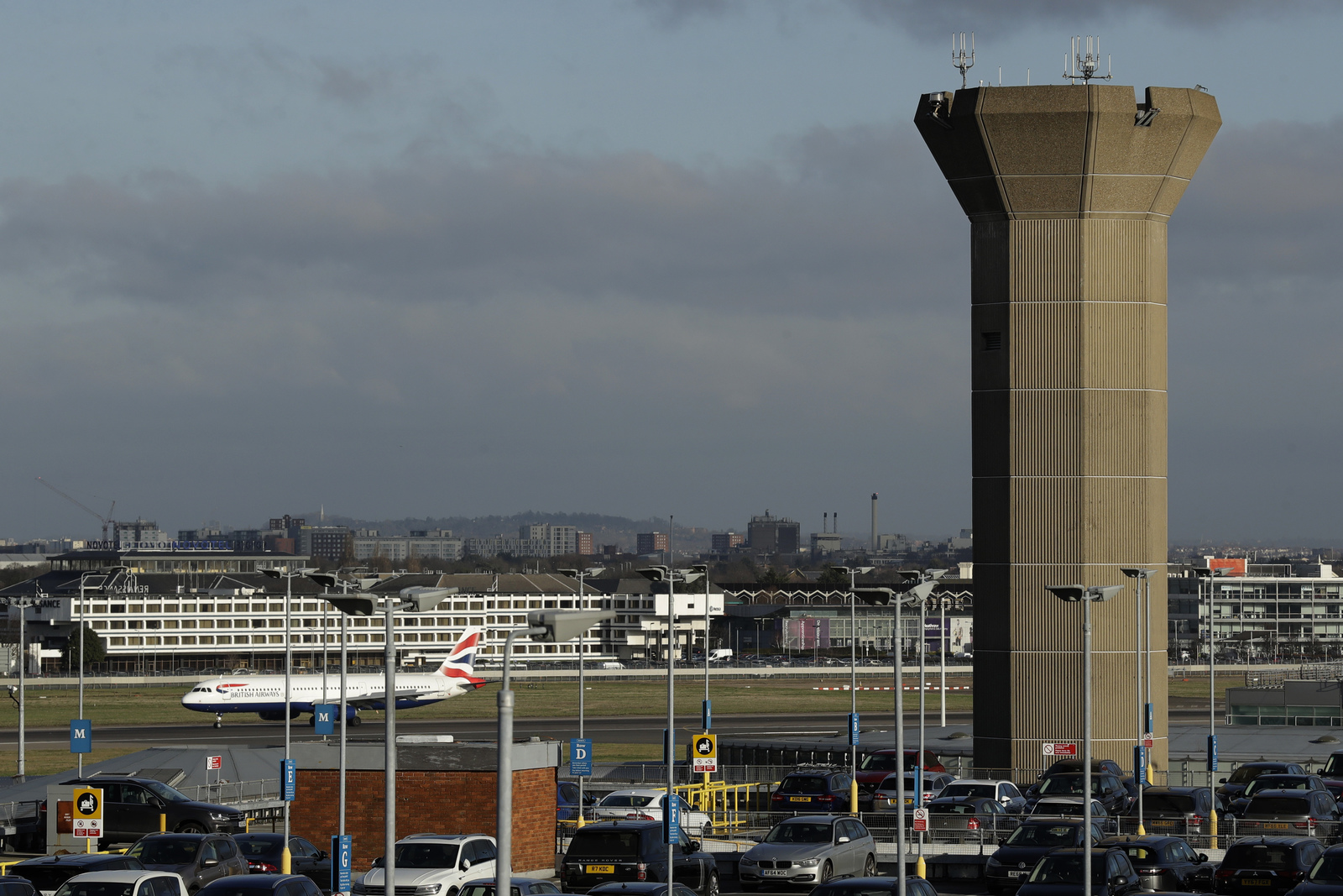 Seguridad. La policía sigue la búsqueda de las personas que operaron un dron en el aeropuerto de Heathrow. (AP)