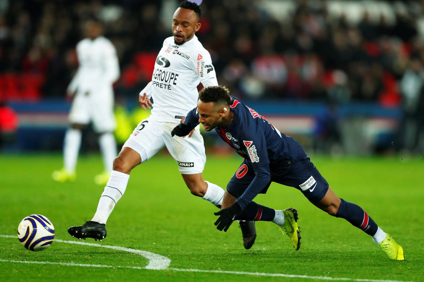 El brasileño Neymar (d) anotó por el PSG, pero no fue suficiente, ya que su equipo cayó 2-1 ante EA Guingamp en la Copa de la Liga de Francia.