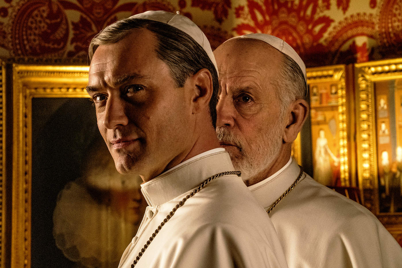 Serie. Jude Law y Malcovich como sumos pontífices en la imagen oficial de la serie The Young Pope. (ARCHIVO)