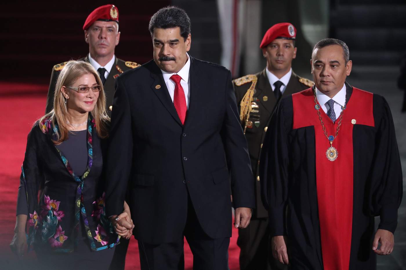Nicolás Maduro juró hoy su segundo mandato que lo mantendrá en el poder en Venezuela hasta 2025 en medio de acusaciones de ilegitimidad por la forma en que consiguió la reelección. (EFE)