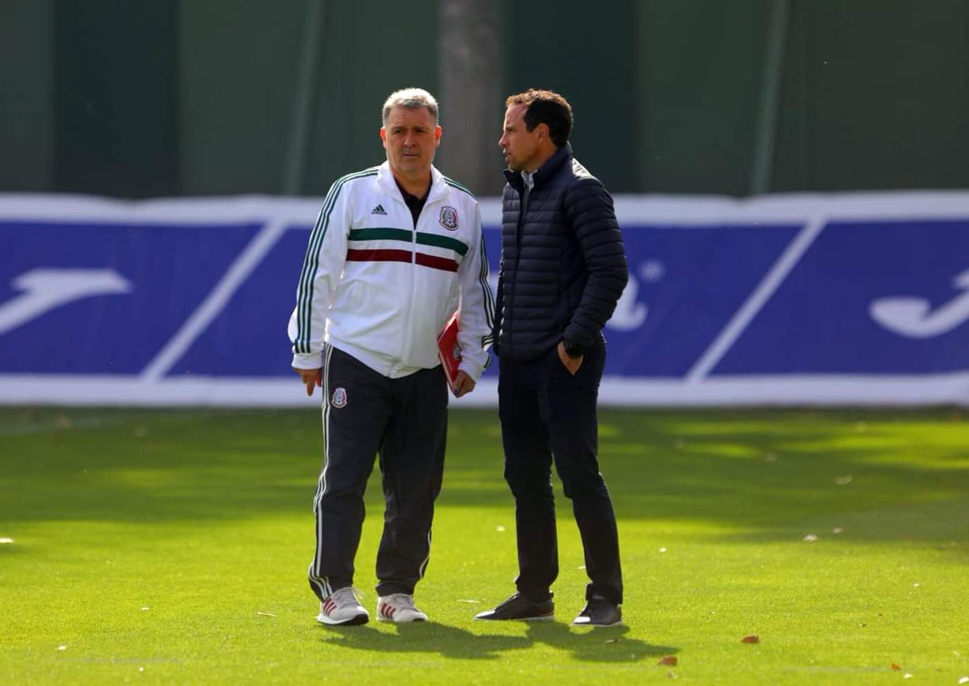 Martino estuvo acompañado por Gerardo Torrado, director deportivo de la Selección Mexicana y exelemento del Cruz Azul. (Especial)