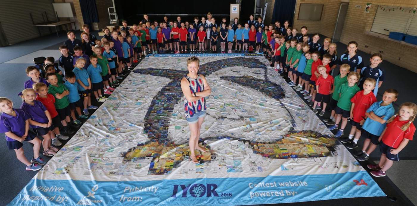 La australiana Marji Puotinen celebró en la Antártida el proyecto con el que logró despertar el interés de más de 1,200 niños de todo el mundo sobre el cambio climático. (TWITTER)