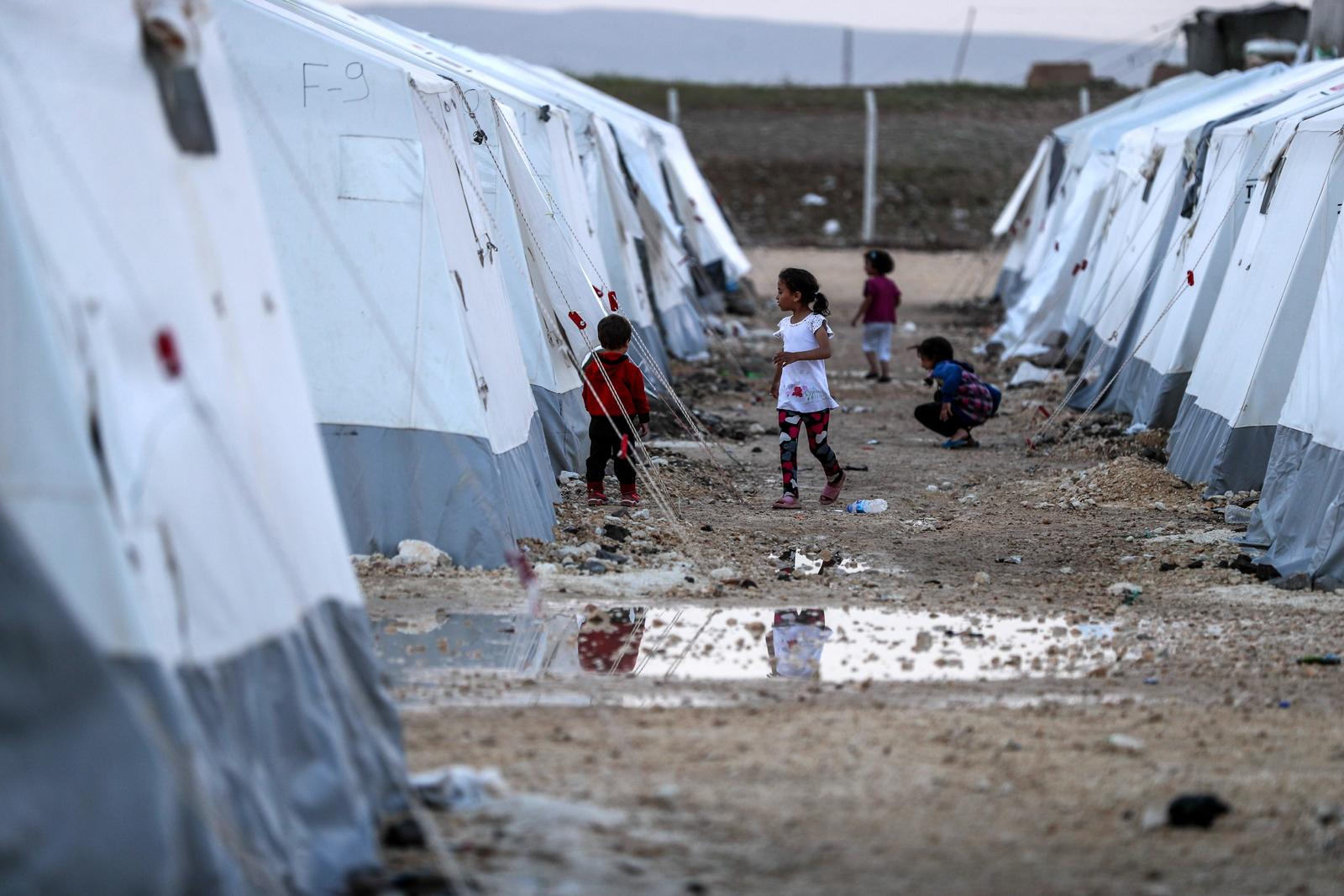 Desplazados. Al menos 11 mil niños sirios enfrentan una situación desesperada debido a inundaciones en campamentos. (AGENCIAS)