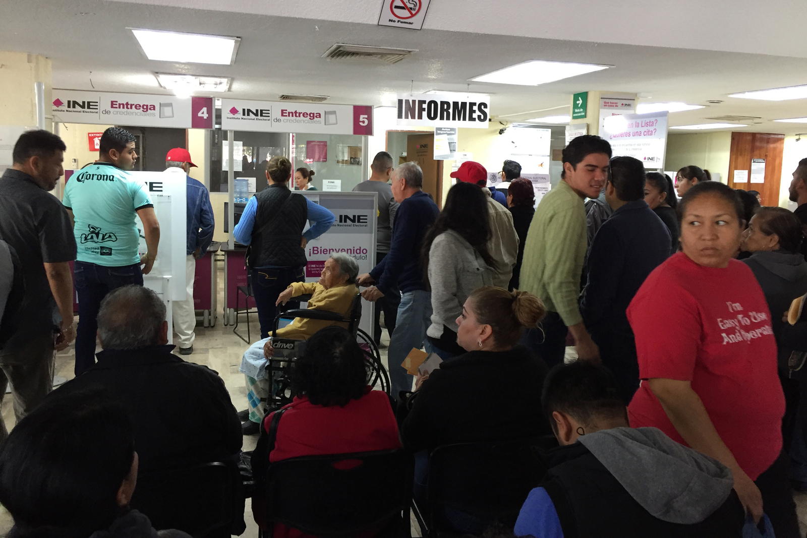 Trámites. Ciudadanos de Torreón abarrotan los módulos del INE para actualizar credencial. (GUADALUPE MIRANDA)