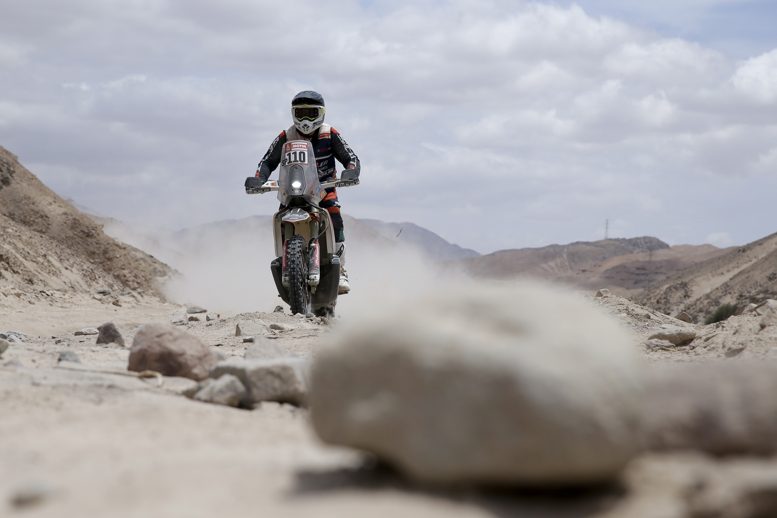 El alemán Sebastian Bühler a bordo de su motocicleta KTM en la cuarta etapa del Rally Dakar entre Arequipa y Moquegua, Perú.