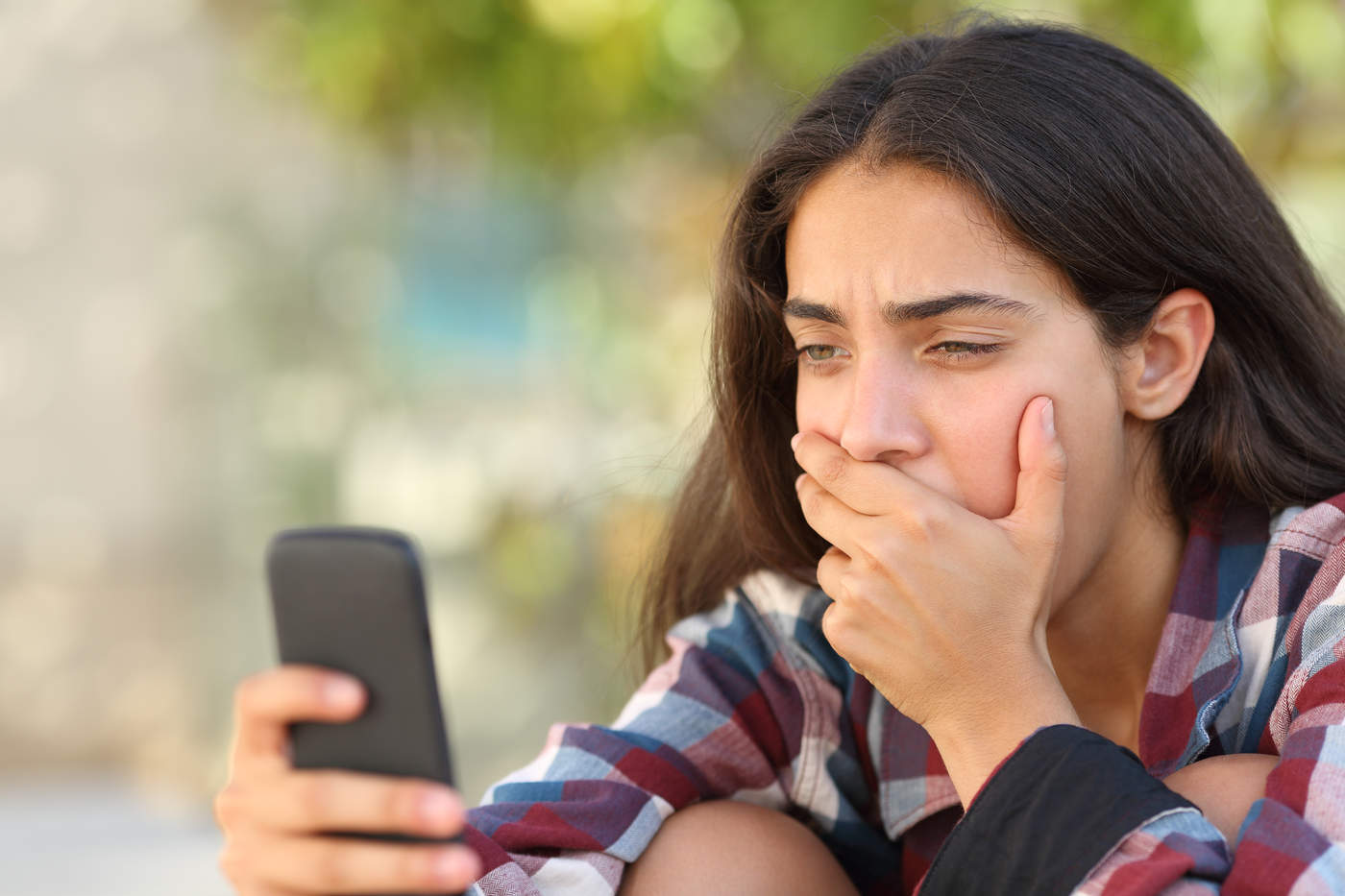 Jóvenes adictos al celular sufren más depresión, revela estudio