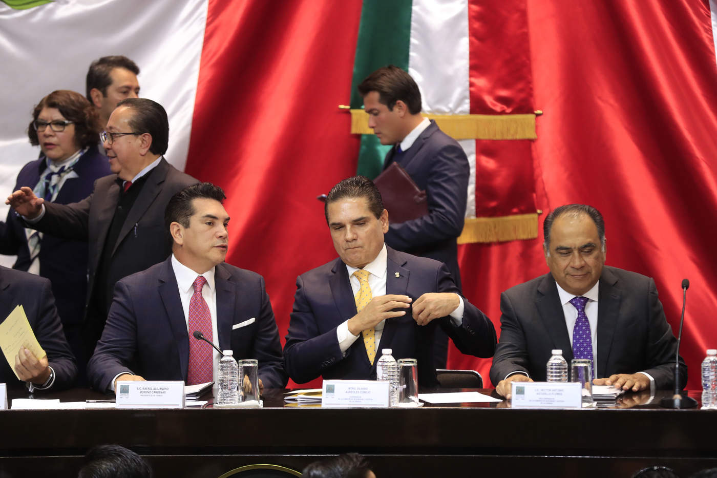 Tras afirmar que apoya el combate al robo del combustible emprendido por el presidente Andrés Manuel López Obrador, el gobernador Silvano Aureoles (centro) llamó a los michoacanos a tener calma. (EL UNIVERSAL)
