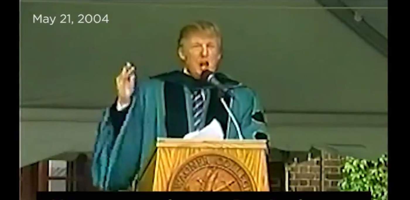Donald Trump daba un discurso de graduación en el 2004, donde incitaba a “superar los muros e ir al otro lado”.  (ESPECIAL)