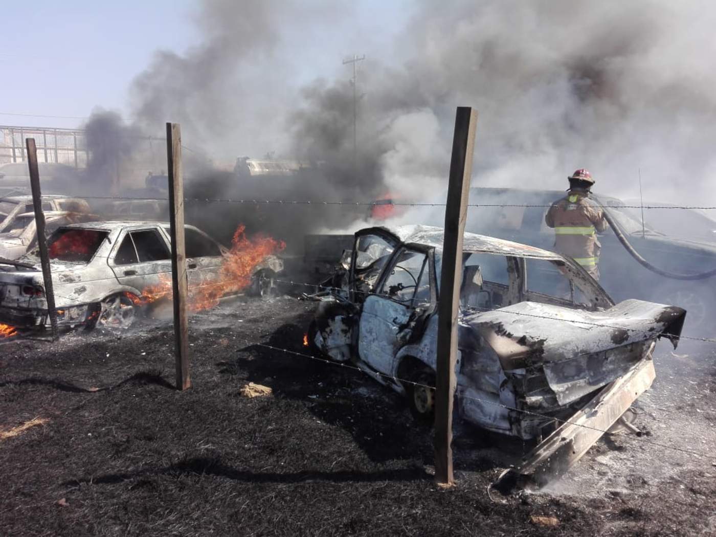 De manera inmediata, los cuerpos de rescate trabajaron en el lugar hasta lograr controlar las llamas reportando como pérdidas 20 vehículos incendiados. (EL SIGLO DE TORREÓN)